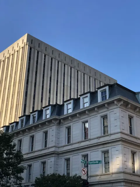 Façade d'un immeuble de bureaux au soleil